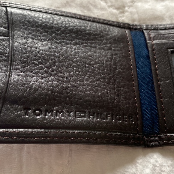 Tommy Hilfiger Leather Wallet - Picture 3 of 5